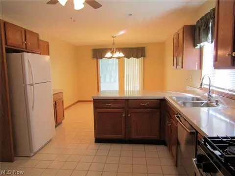 Kitchen - 7862 Walnut St #B, Boardman, OH 44512 photo 4 of 6