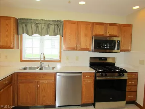 Kitchen - 7862 Walnut St #B, Boardman, OH 44512 photo 3 of 6