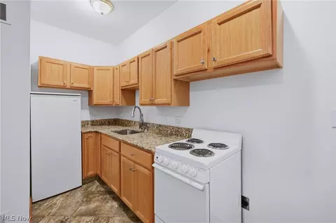 Kitchen - 2412 E Pointe Dr SE, Warren, OH 44484 photo 4 of 4