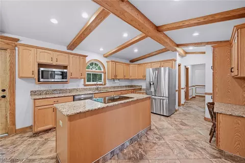 Kitchen - 2412 E Pointe Dr SE, Warren, OH 44484 photo 1 of 4