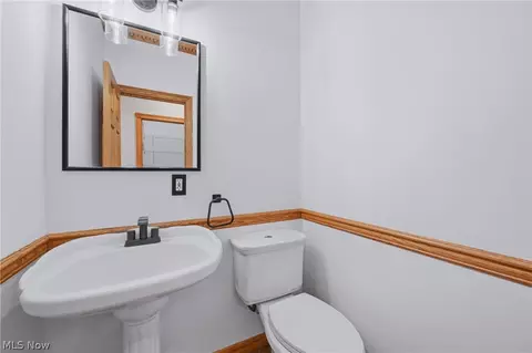 Bath - 2412 E Pointe Dr SE, Warren, OH 44484 photo 1 of 6