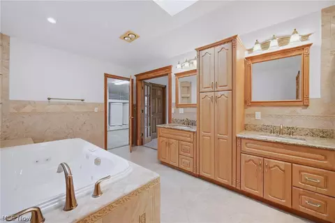 Bath - 2412 E Pointe Dr SE, Warren, OH 44484 photo 5 of 6