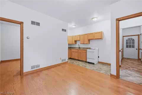 Living - 2412 E Pointe Dr SE, Warren, OH 44484 photo 3 of 3