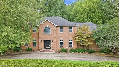 Exterior - 2412 E Pointe Dr SE, Warren, OH 44484 photo 1 of 3