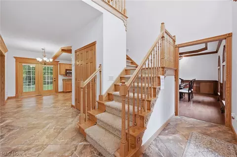 Entry Way - 2412 E Pointe Dr SE, Warren, OH 44484 photo 1 of 4