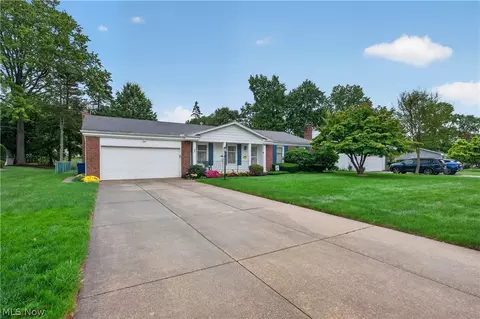 467 Green Meadow Dr, Tallmadge, OH 44278