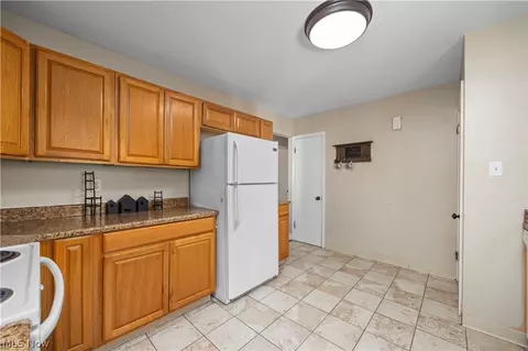 Kitchen - 6860 Murray Ridge Rd, Elyria, OH 44035 photo 4 of 5
