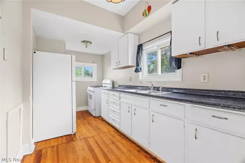 Kitchen - 287 E 248th St, Euclid, OH 44123 photo 1 of 2