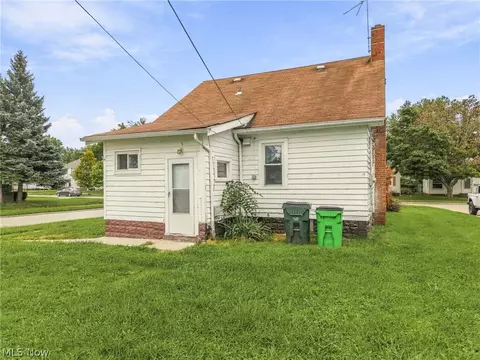 Exterior - 287 E 248th St, Euclid, OH 44123 photo 5 of 7
