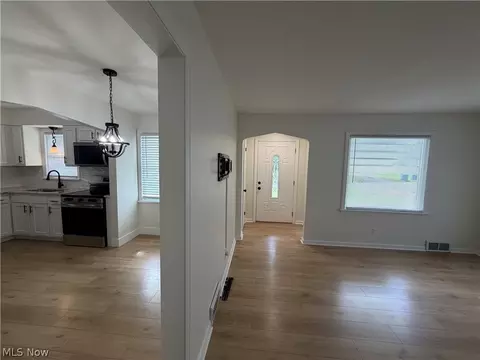 Entry Way - 39 Renee, Struthers, OH 44471 photo 1 of 2