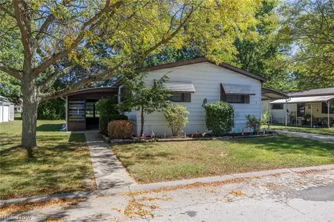 8 Dogwood Ln, Olmsted Twp, OH 44138