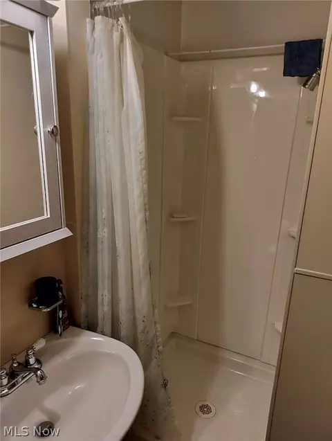 Bath - 4825 Edinderry Dr NW, Canton, OH 44708 photo 5 of 6