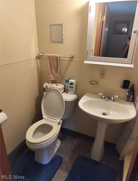 Bath - 4825 Edinderry Dr NW, Canton, OH 44708 photo 4 of 6