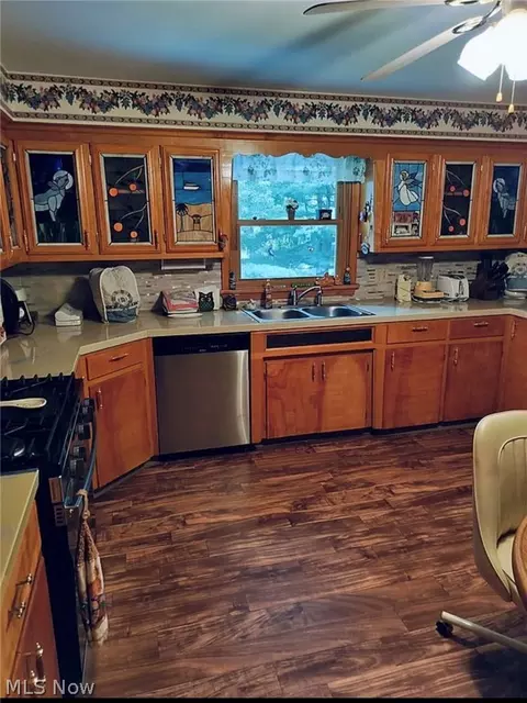 Kitchen - 4825 Edinderry Dr NW, Canton, OH 44708 photo 1 of 4