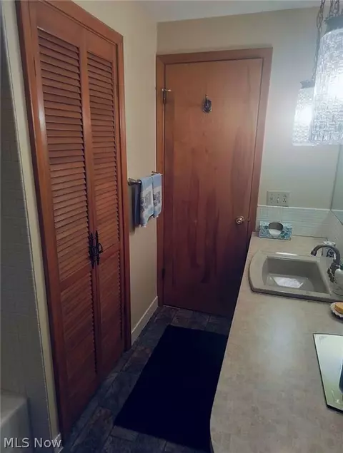 Bath - 4825 Edinderry Dr NW, Canton, OH 44708 photo 2 of 6
