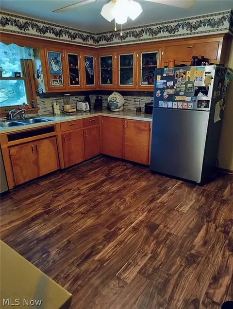 Kitchen - 4825 Edinderry Dr NW, Canton, OH 44708 photo 3 of 4