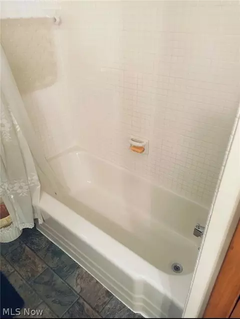 Bath - 4825 Edinderry Dr NW, Canton, OH 44708 photo 3 of 6