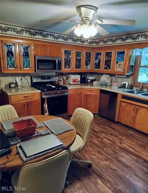 Kitchen - 4825 Edinderry Dr NW, Canton, OH 44708 photo 2 of 4