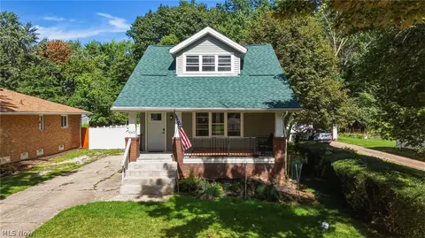 9372 Stonington Rd, Parma Heights, OH 44130