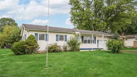 1735 Holly Dr, Zanesville, OH 43701