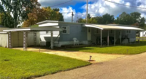 17 Ash Dr, Olmsted Twp, OH 44138