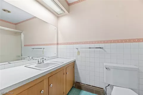Bath - 101 Manning Dr, Berea, OH 44017 photo 1 of 2