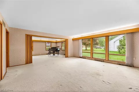 Living - 101 Manning Dr, Berea, OH 44017 photo 4 of 7