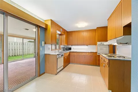 Kitchen - 101 Manning Dr, Berea, OH 44017 photo 2 of 5