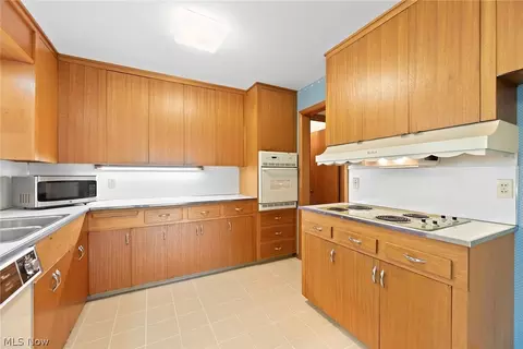 Kitchen - 101 Manning Dr, Berea, OH 44017 photo 4 of 5