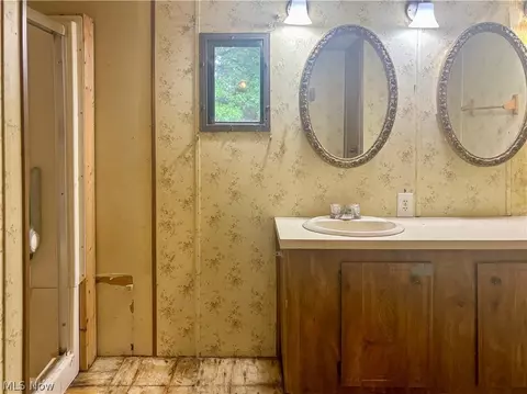 Bath - 1879 Difford Dr, Niles, OH 44446 photo 1 of 3
