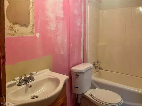 Bath - 1879 Difford Dr, Niles, OH 44446 photo 3 of 3