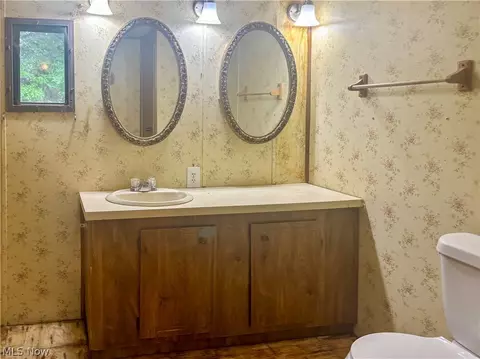 Bath - 1879 Difford Dr, Niles, OH 44446 photo 2 of 3