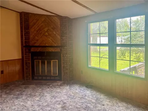 Living - 1879 Difford Dr, Niles, OH 44446 photo 3 of 4