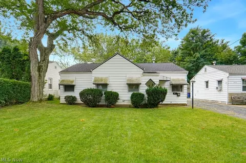 2076 N Green Rd, Cleveland, OH 44121