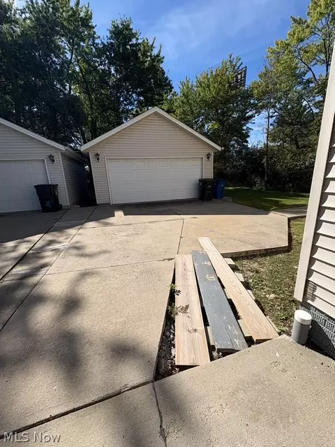 16200 Kollin Ave, Cleveland, OH 44128
