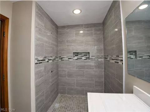 Bath - 7708 Buchanan Dr, Boardman, OH 44512 photo 3 of 6