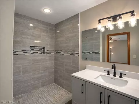 Bath - 7708 Buchanan Dr, Boardman, OH 44512 photo 2 of 6