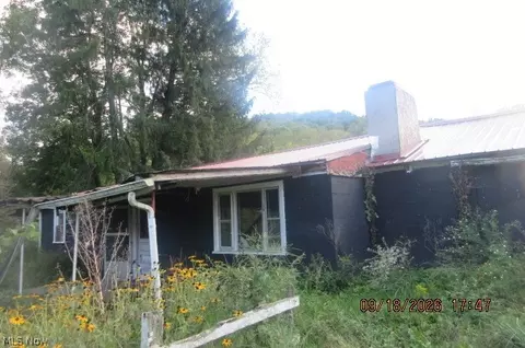4308 Flat Rd SE, Uhrichsville, OH 44683