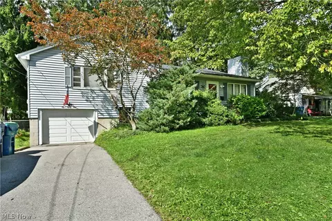 884 Keefer Rd, Girard, OH 44420