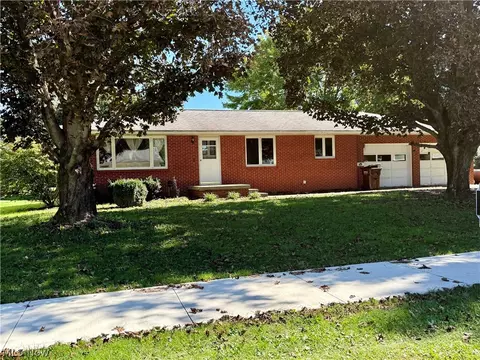 516 N Oak St, West Lafayette, OH 43845