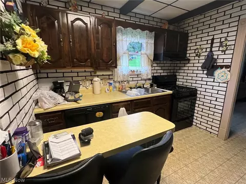 Kitchen - 901 N Chestnut St, Barnesville, OH 43713 photo 3 of 3