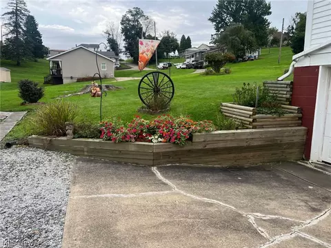 Exterior - 901 N Chestnut St, Barnesville, OH 43713 photo 3 of 5
