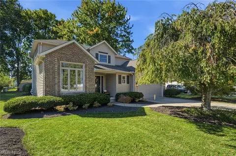 30019 Wellington Dr, North Olmsted, OH 44070
