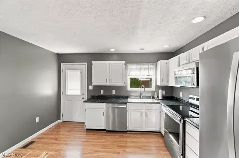 Kitchen - 2621 Ohio 245, Cable, OH 43009 photo 2 of 3