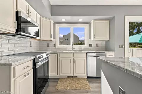 Kitchen - 1332 Beechnut Dr, Akron, OH 44312 photo 3 of 6