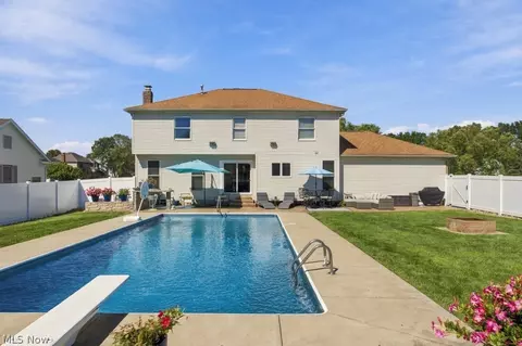 Exterior - 1332 Beechnut Dr, Akron, OH 44312 photo 5 of 9