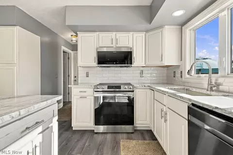 Kitchen - 1332 Beechnut Dr, Akron, OH 44312 photo 4 of 6