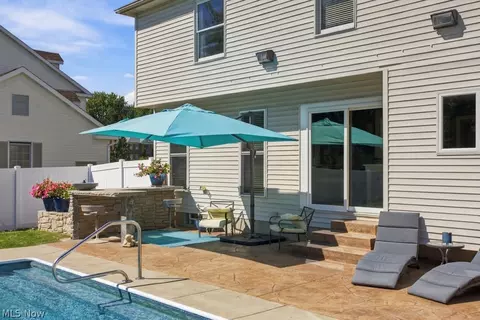 Exterior - 1332 Beechnut Dr, Akron, OH 44312 photo 6 of 9