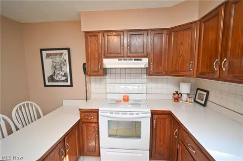 Kitchen - 618 Cathy Ann Dr, Boardman, OH 44512 photo 3 of 3