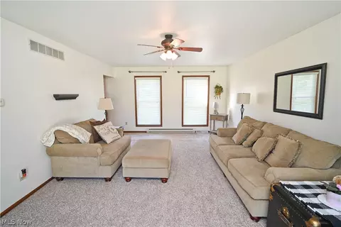 Living - 618 Cathy Ann Dr, Boardman, OH 44512 photo 2 of 3
